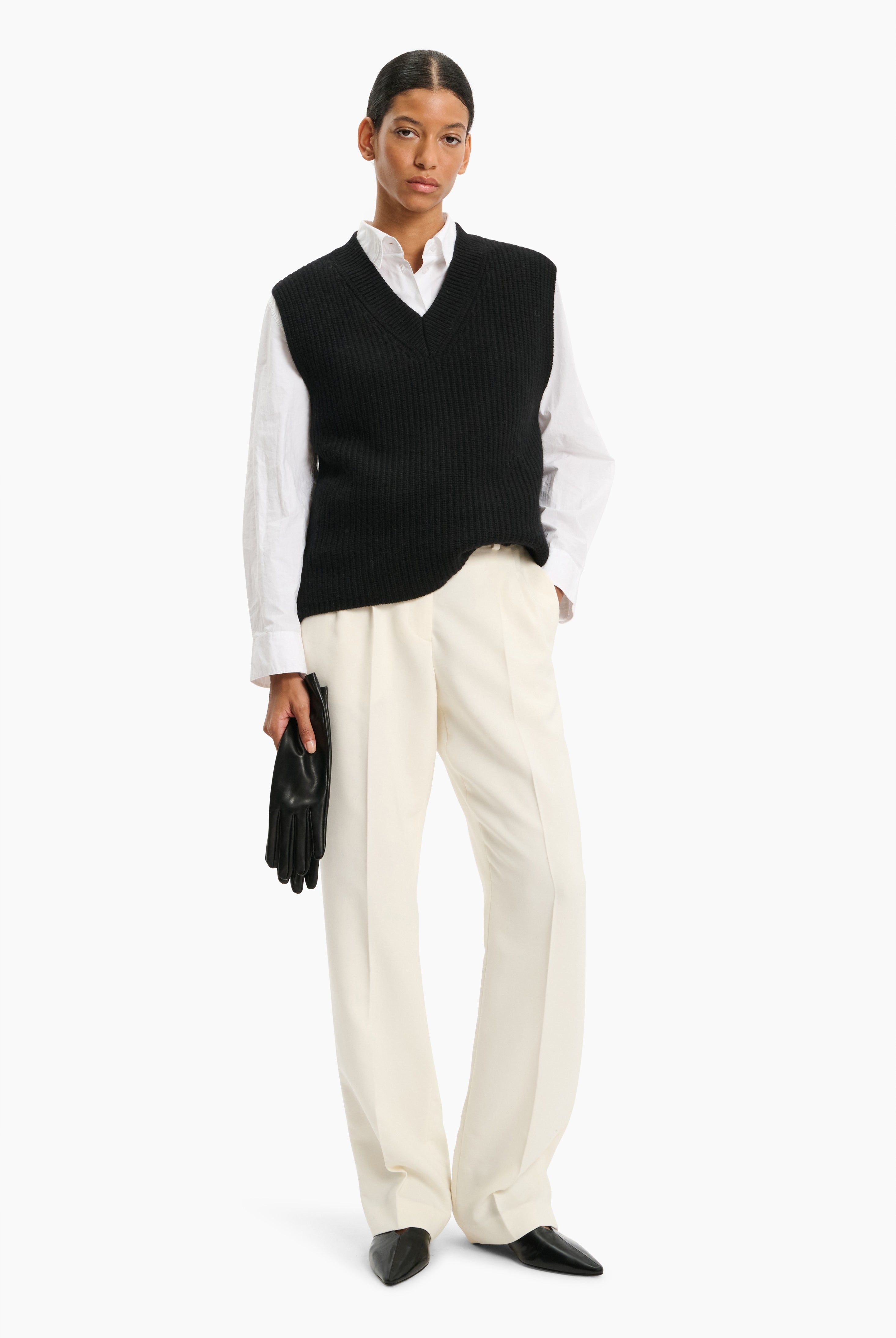 Amelia cashmere Vest - Black – styling shot