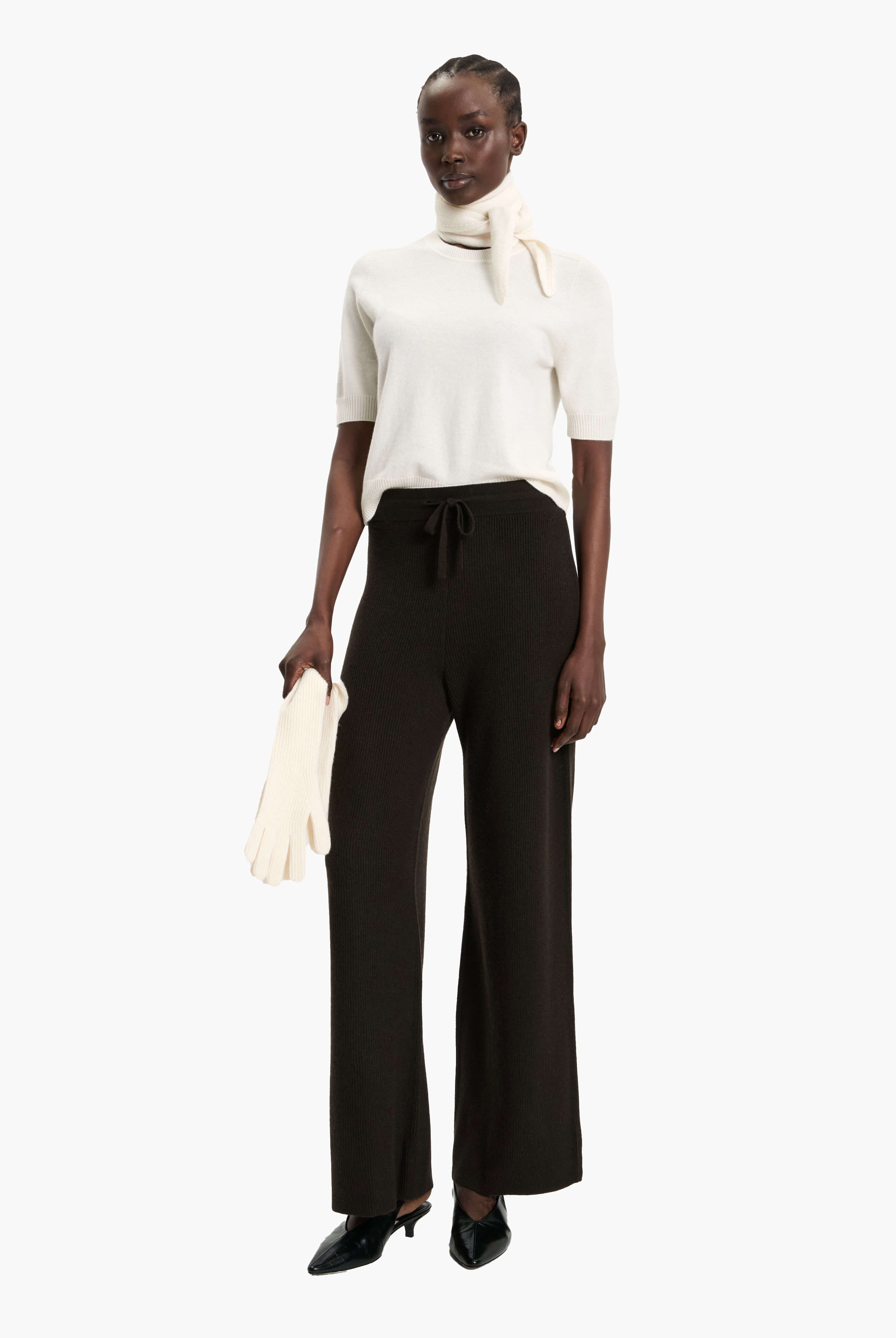 Beau cashmere Trousers - Brown Wood – styling shot