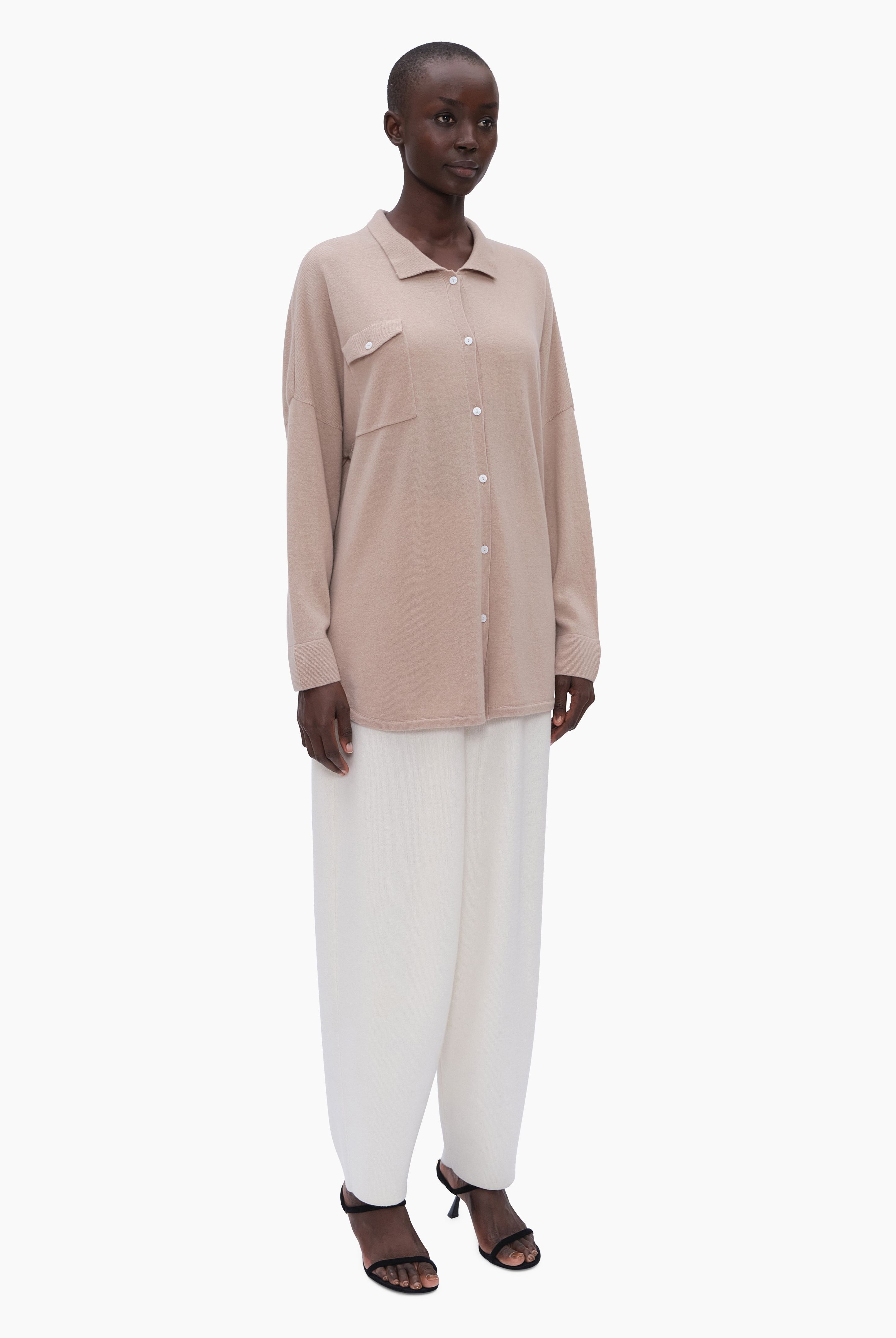 Bonnie cashmere Shirt - Fawn – side view
