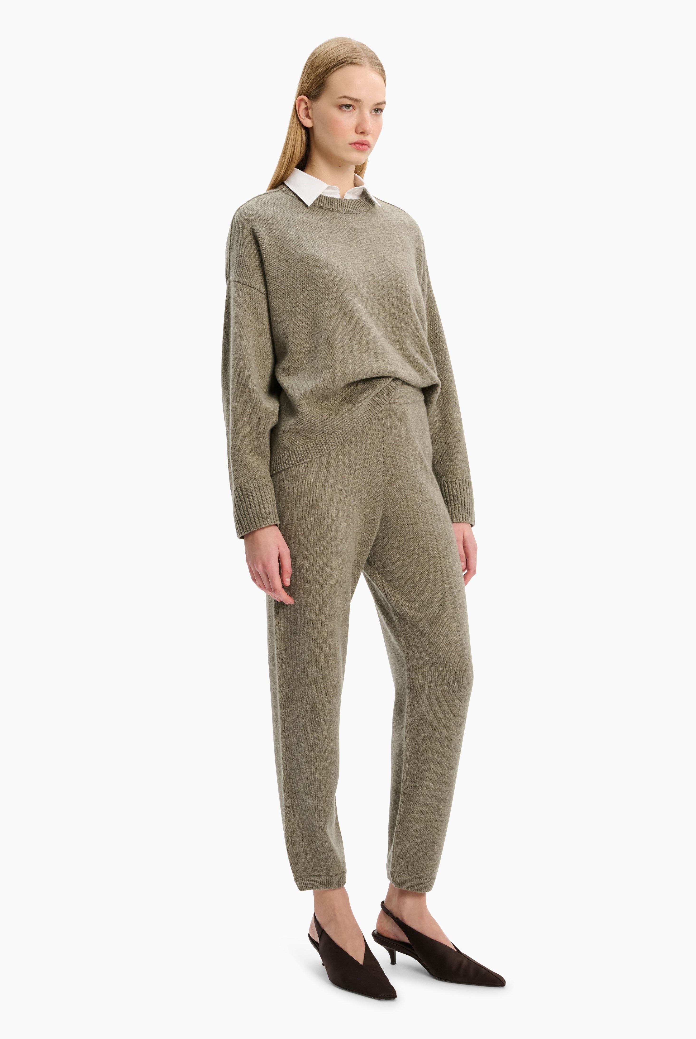 Elena cashmere Sweater - Seagrass – styling shot