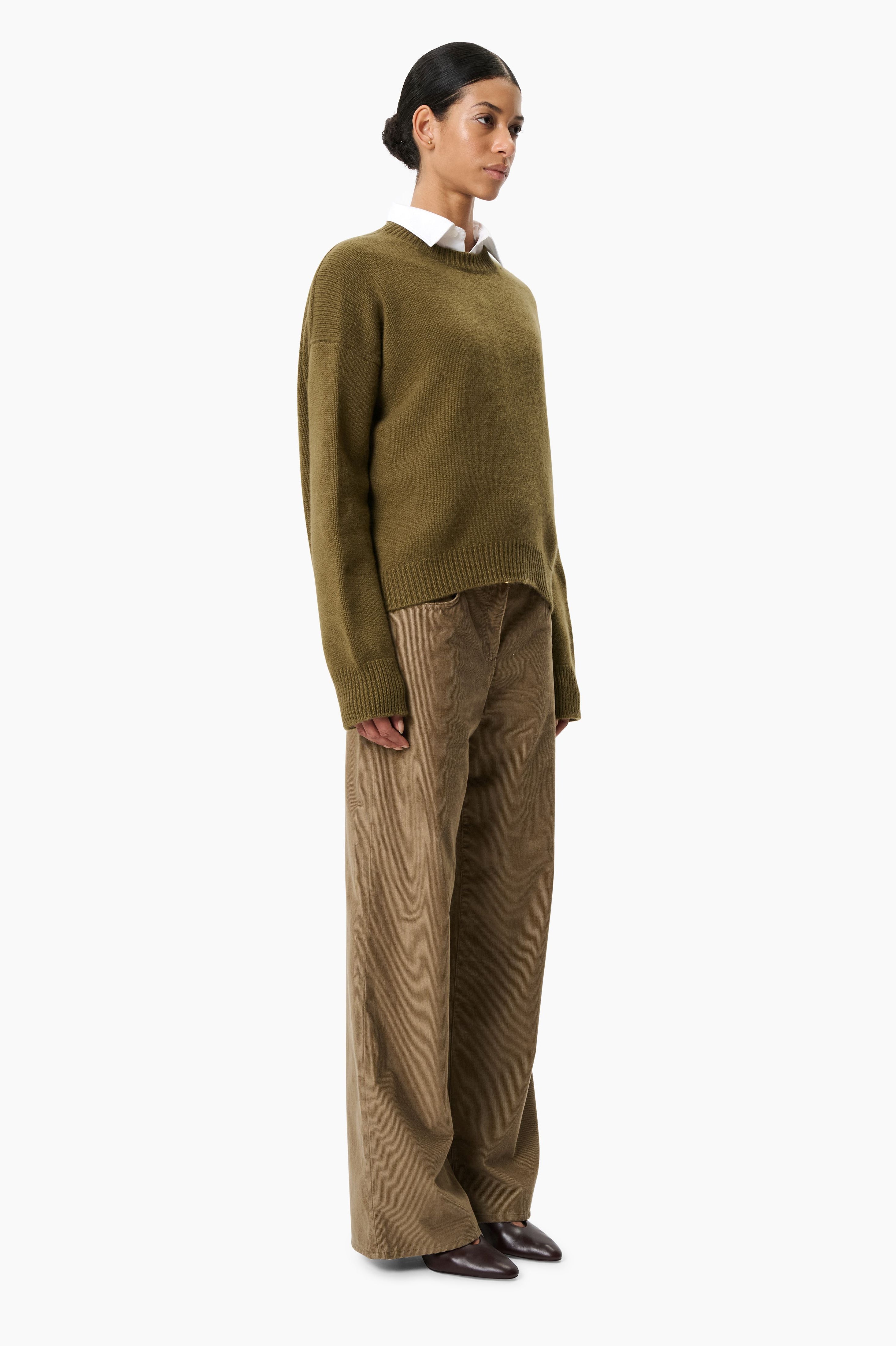 The Ivy cashmere Sweater - Highland Moss – side view