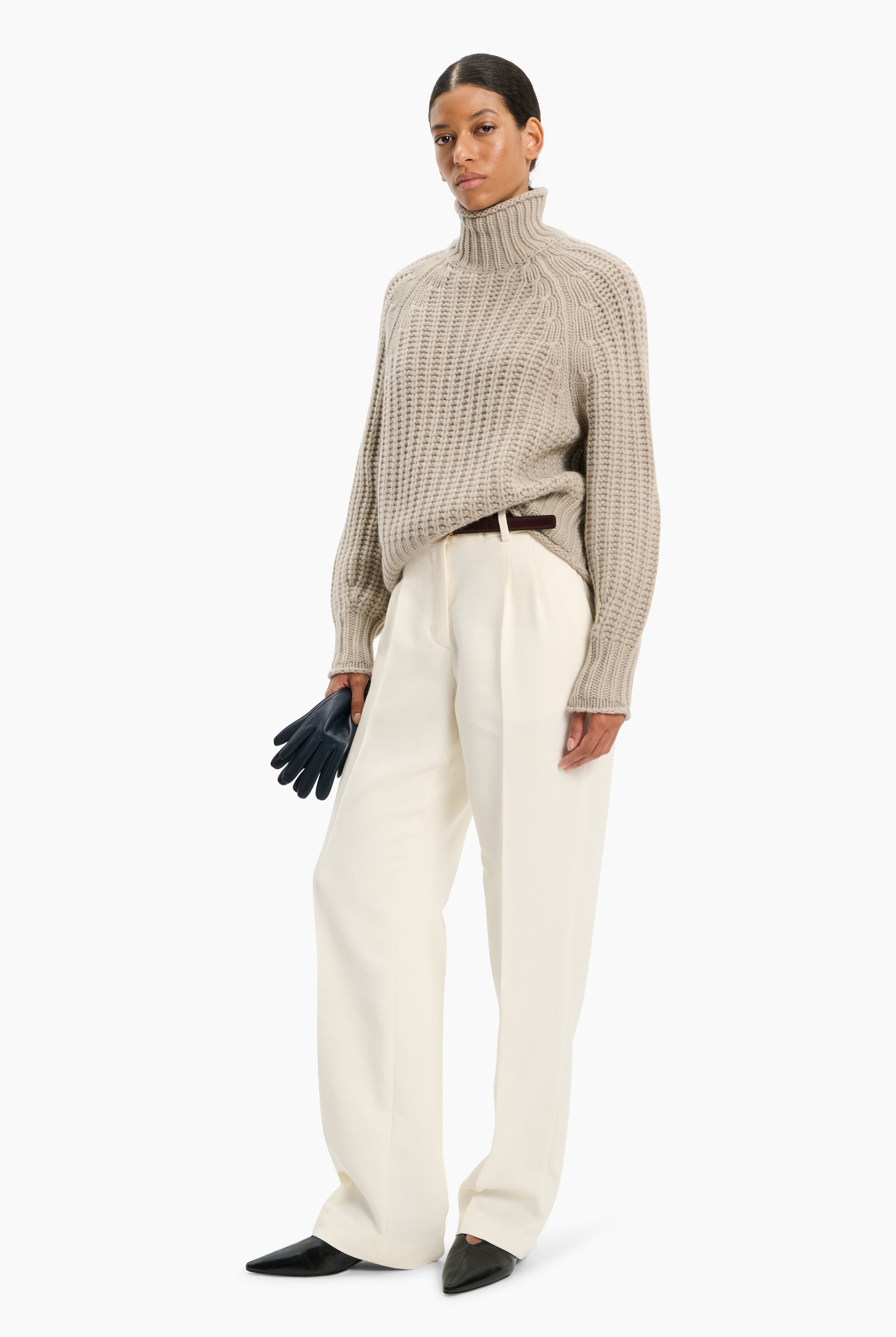 Ellis cashmere Sweater - Plaza Taupe – styling shot