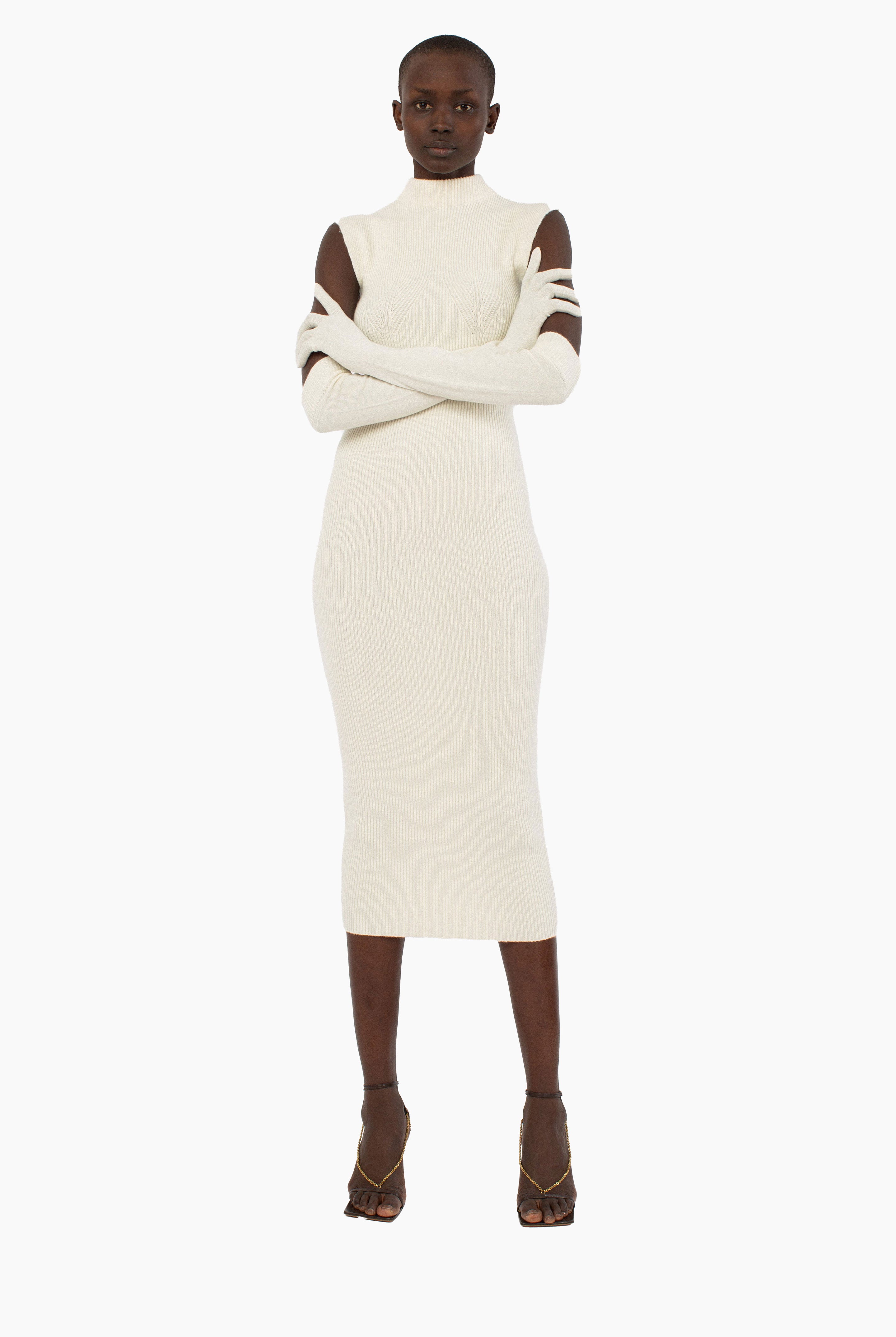 Lulu cashmere Gloves - Ivory – styling shot