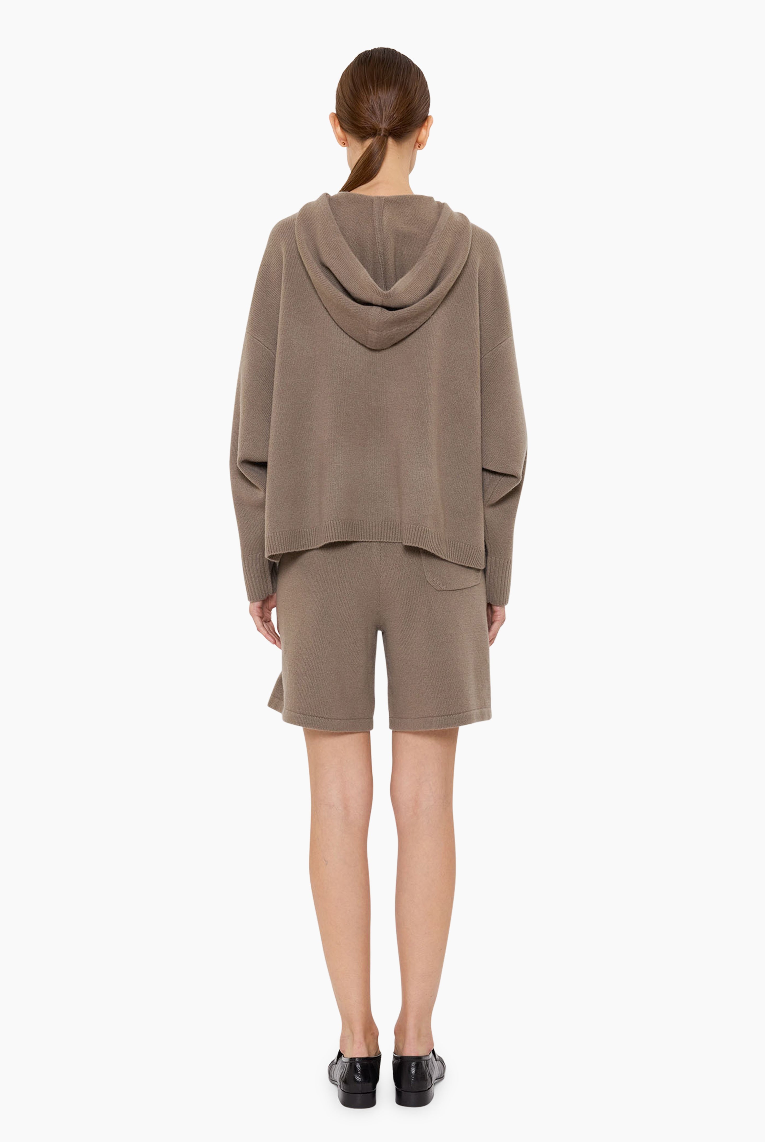 Elgood Close cashmere Shorts - Desert Taupe – back view