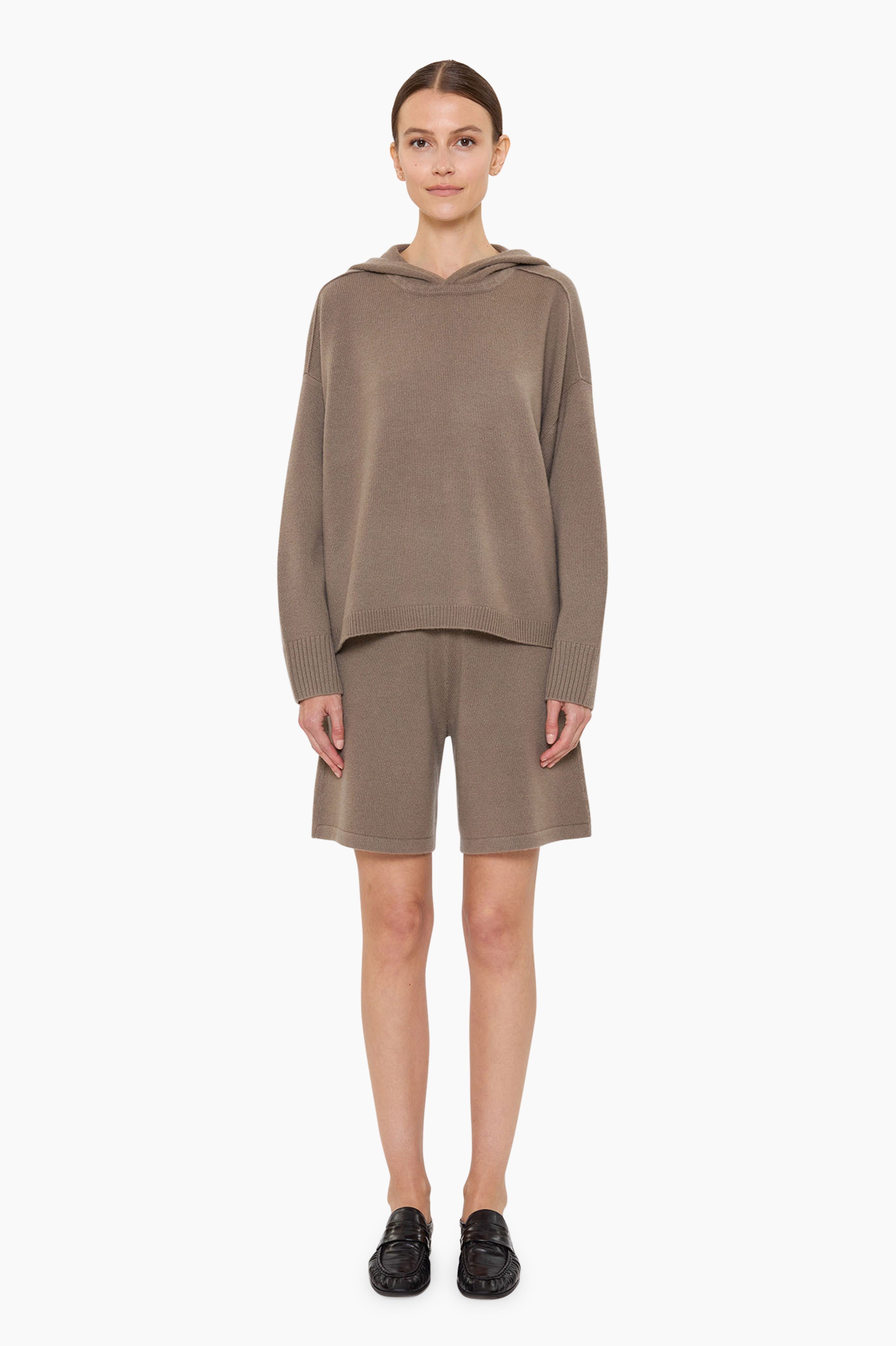 Elgood Close cashmere Shorts - Desert Taupe – front view