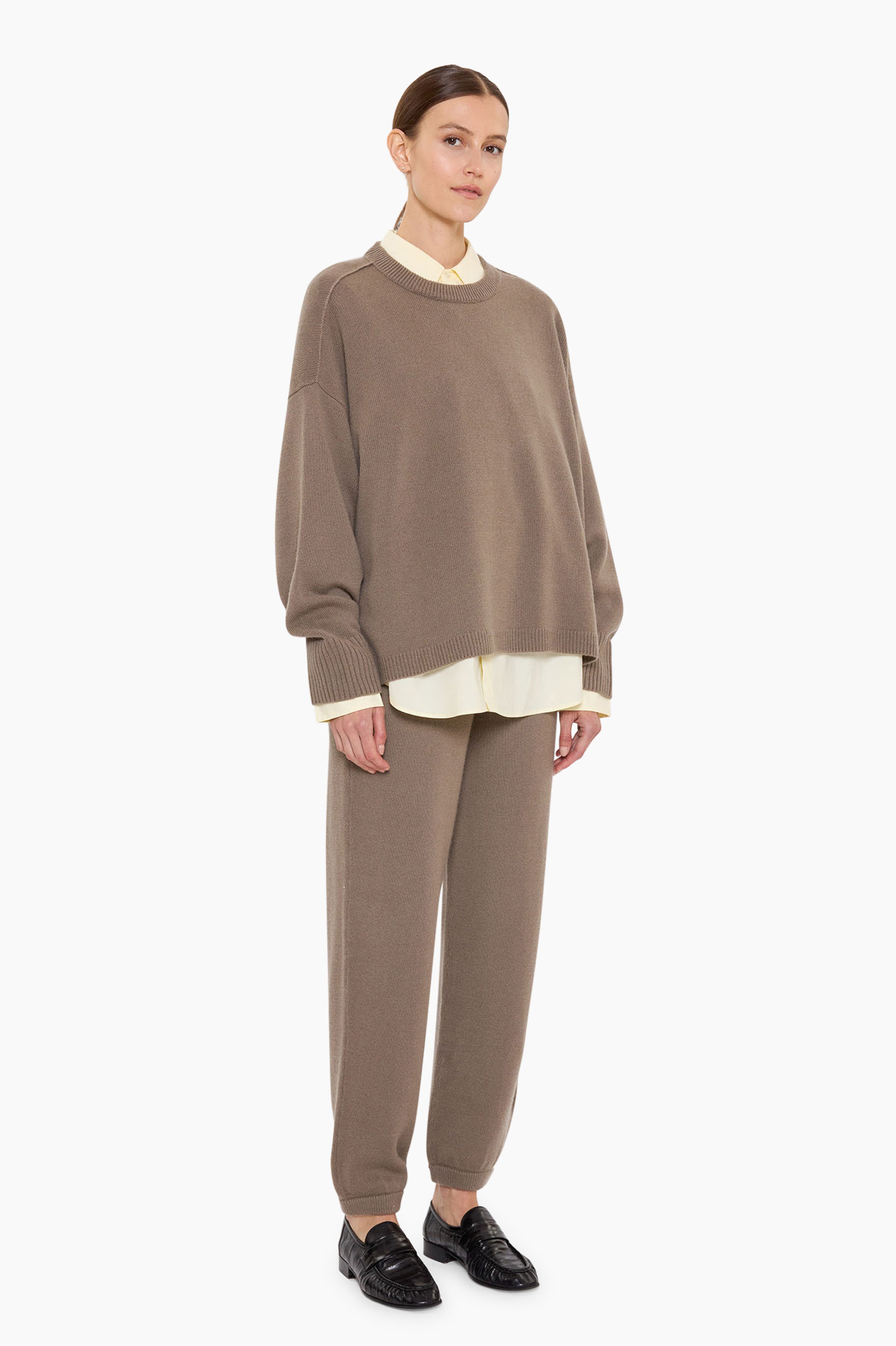 Eloise cashmere Trousers - Desert Taupe – side view