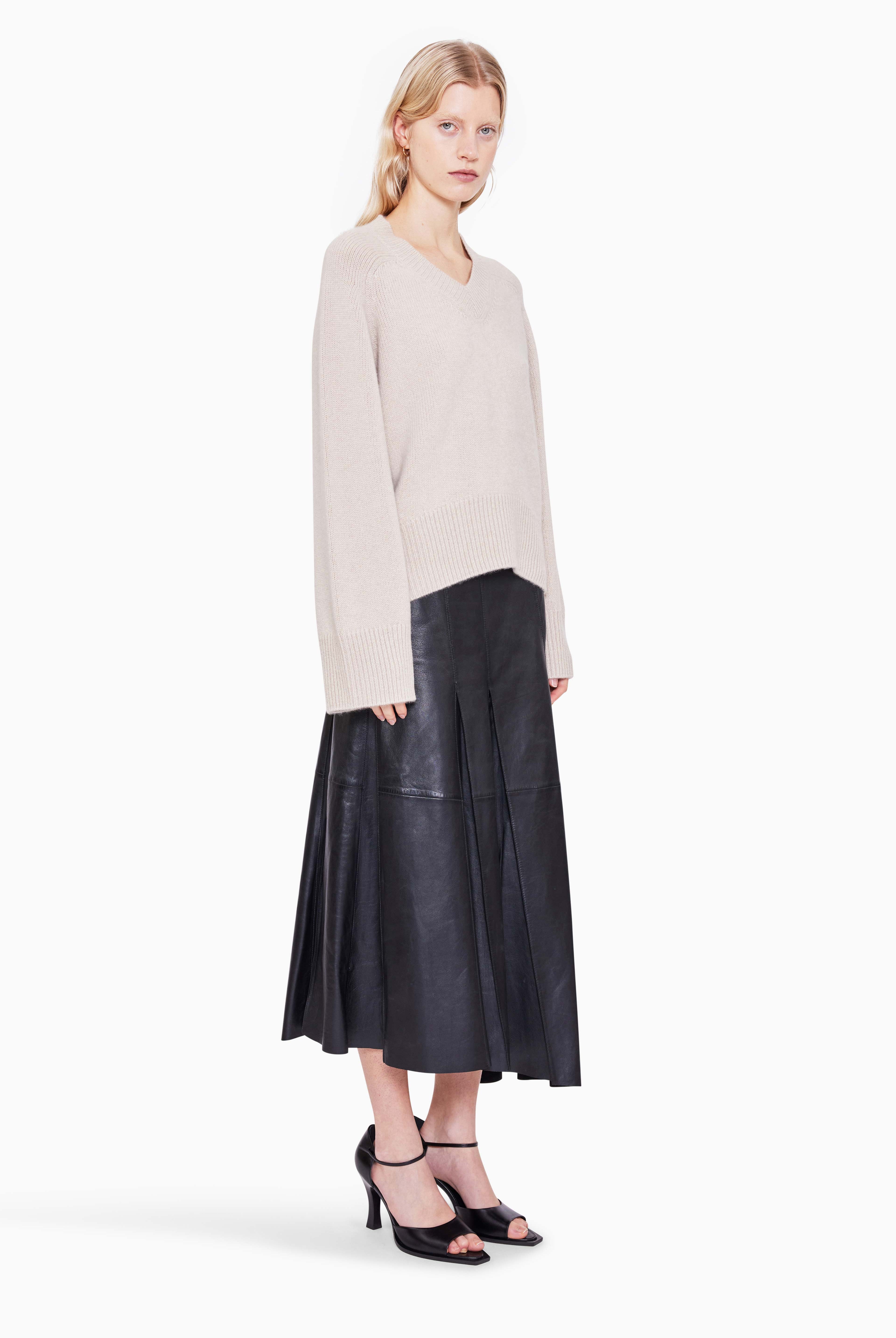 Anglesey cashmere Sweater - Bath Stone – side view