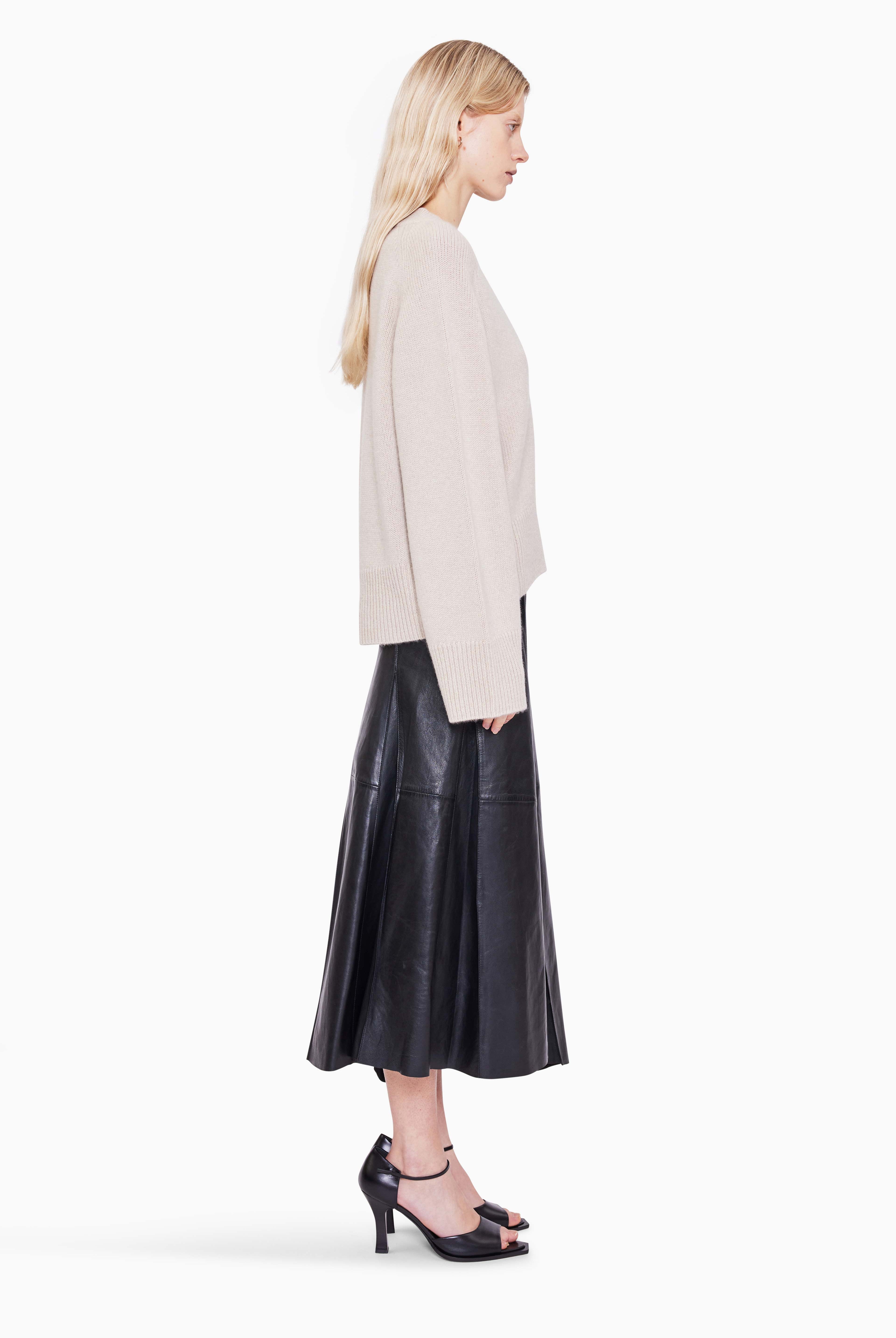 Anglesey cashmere Sweater - Bath Stone – side view
