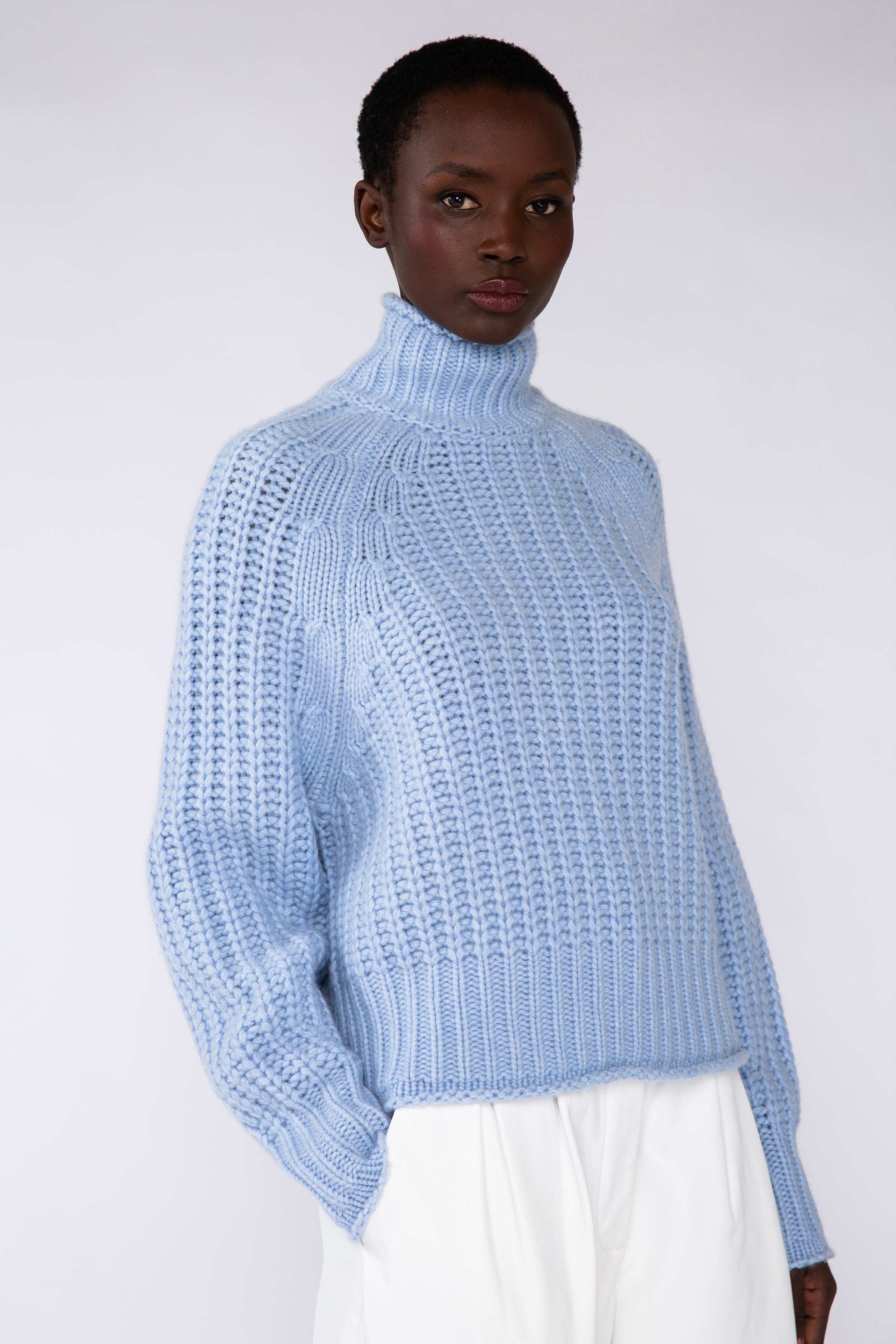 Ellis cashmere Sweater - Cornflower – side view