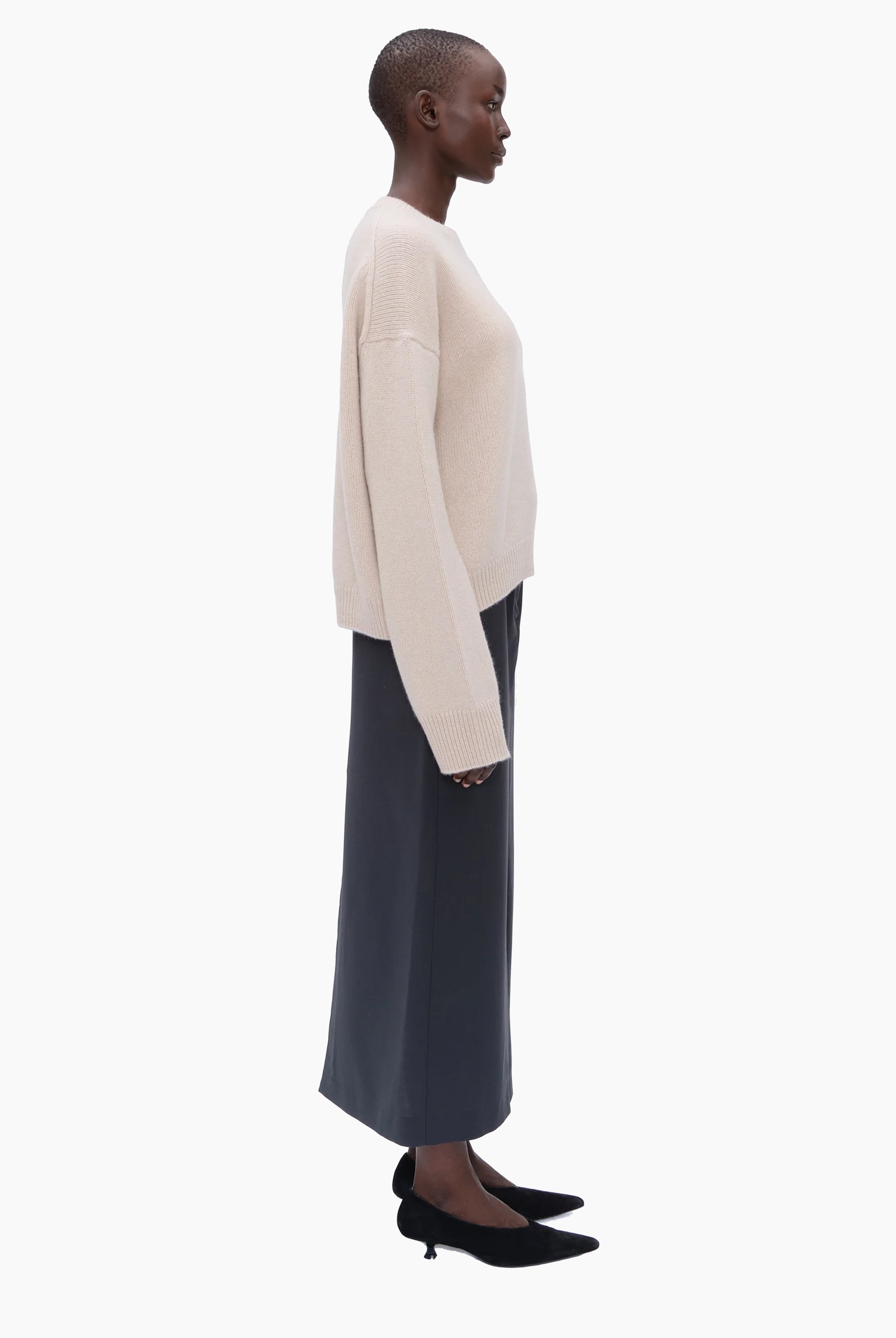 The Ivy cashmere Sweater - Bath Stone – side view