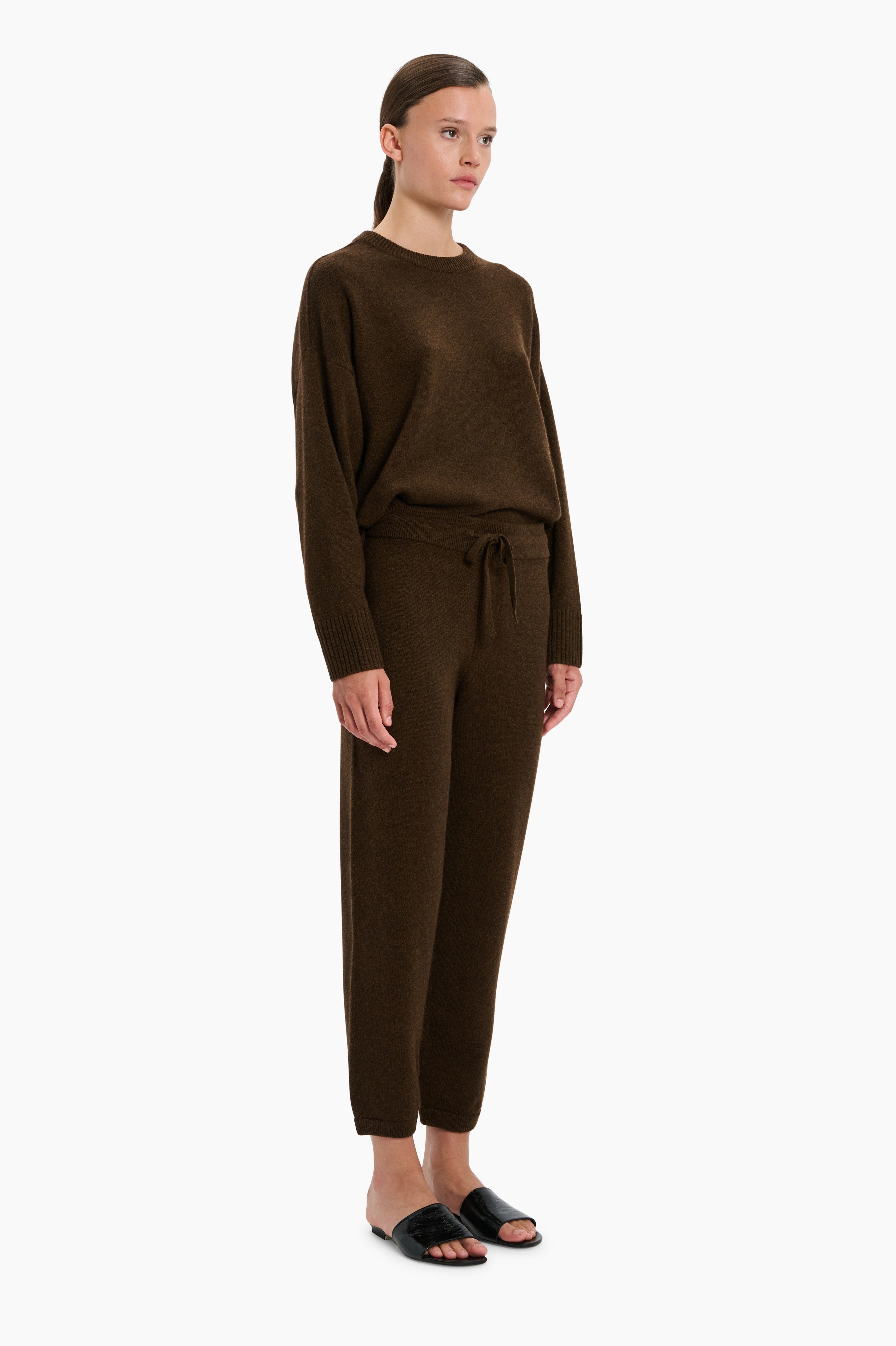 Eloise cashmere Trousers - Smoked Brown – side view