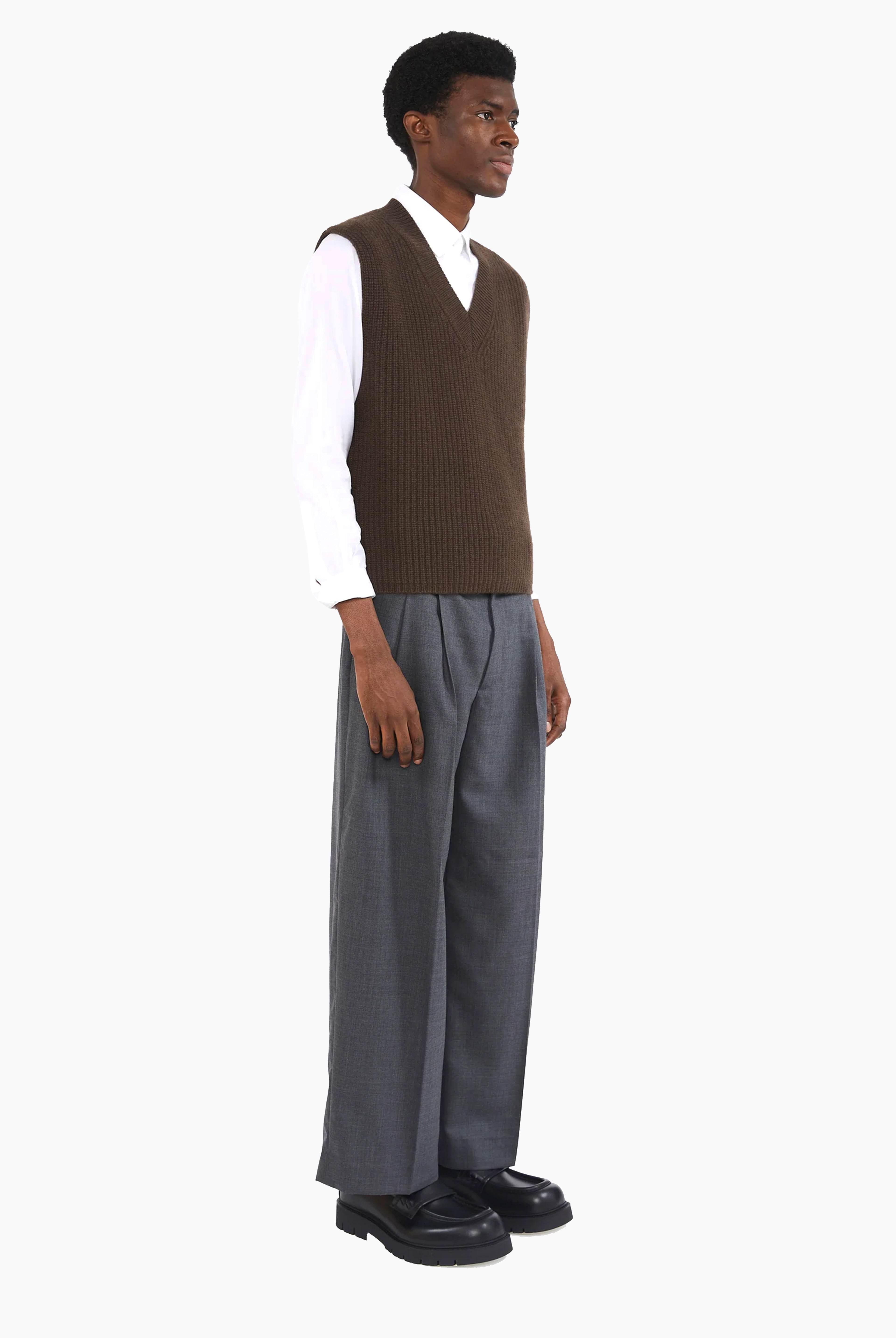 Mr Southbank cashmere Vest - Ebony – side view