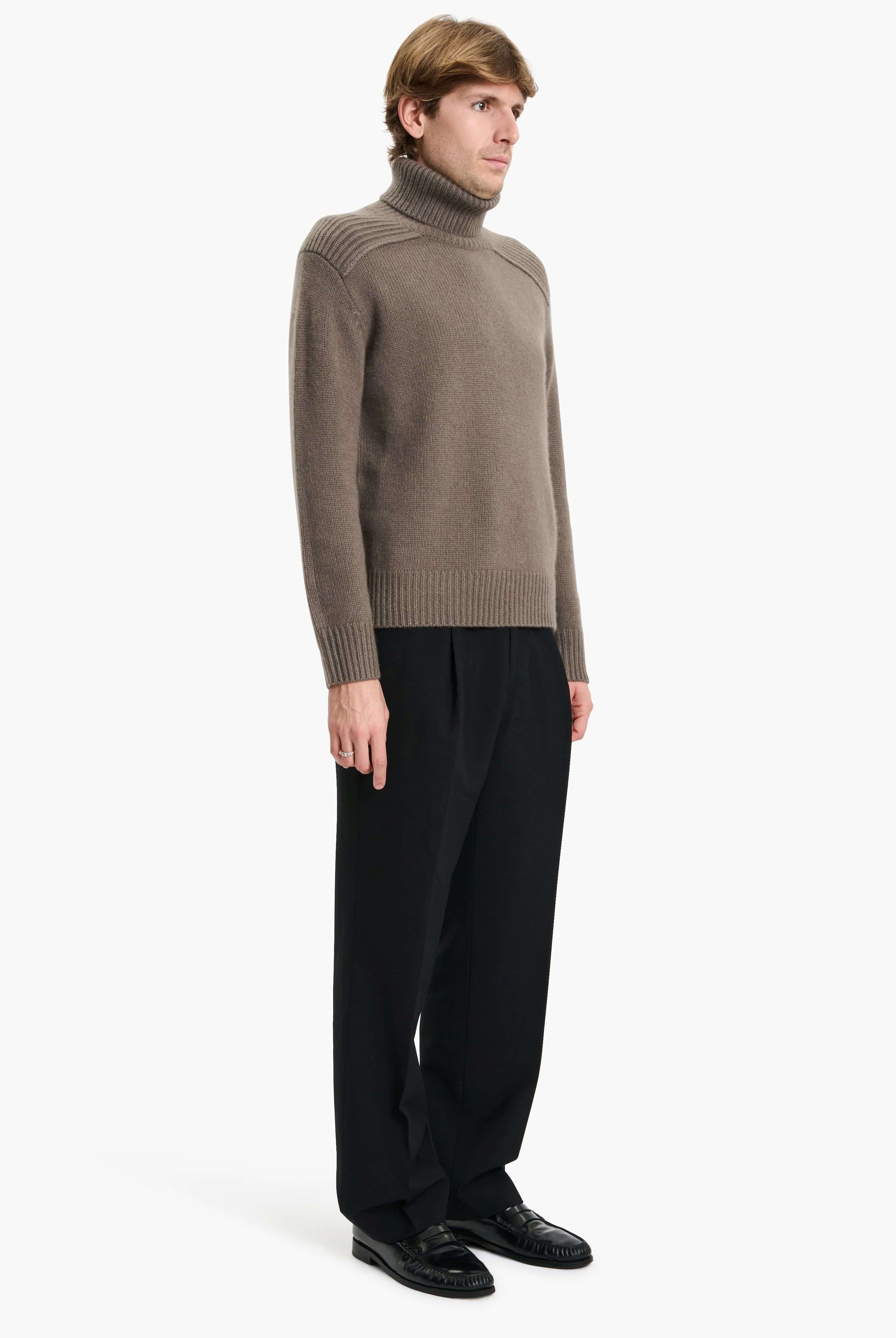 Mr Embankment cashmere Sweater - Shiitake – side view
