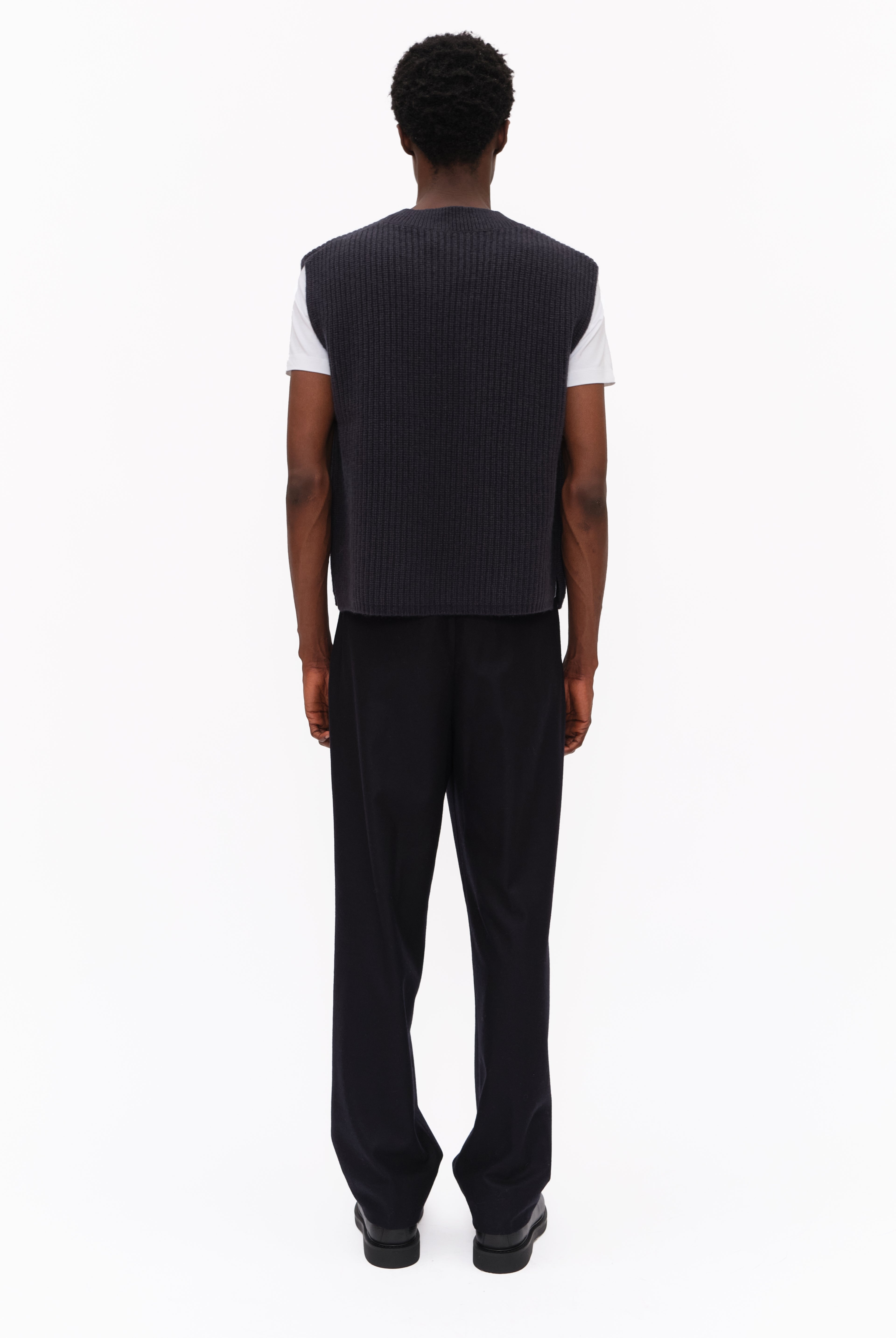 Mr Southbank cashmere Vest - Gravity Grey – back view