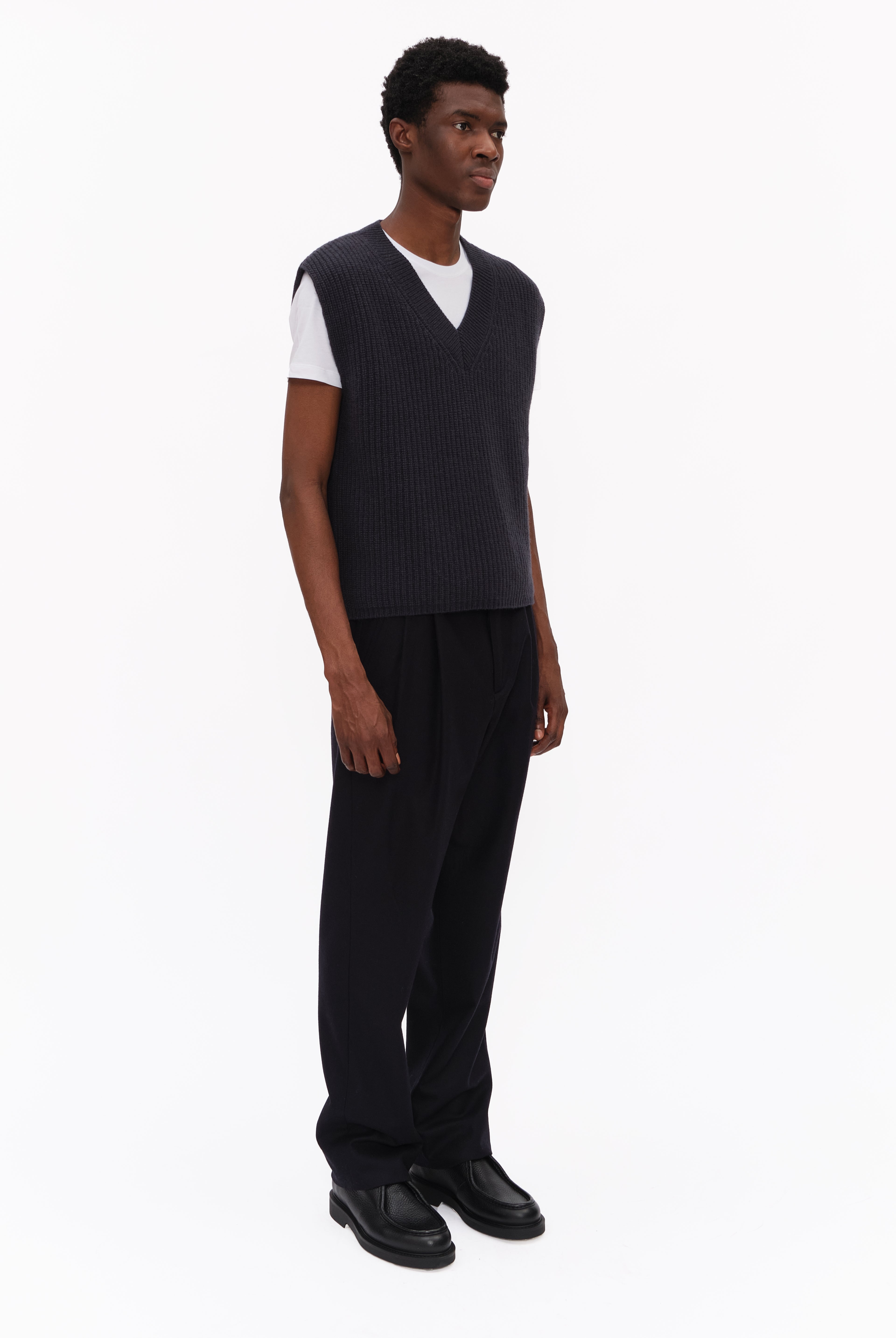 Mr Southbank cashmere Vest - Gravity Grey – side view