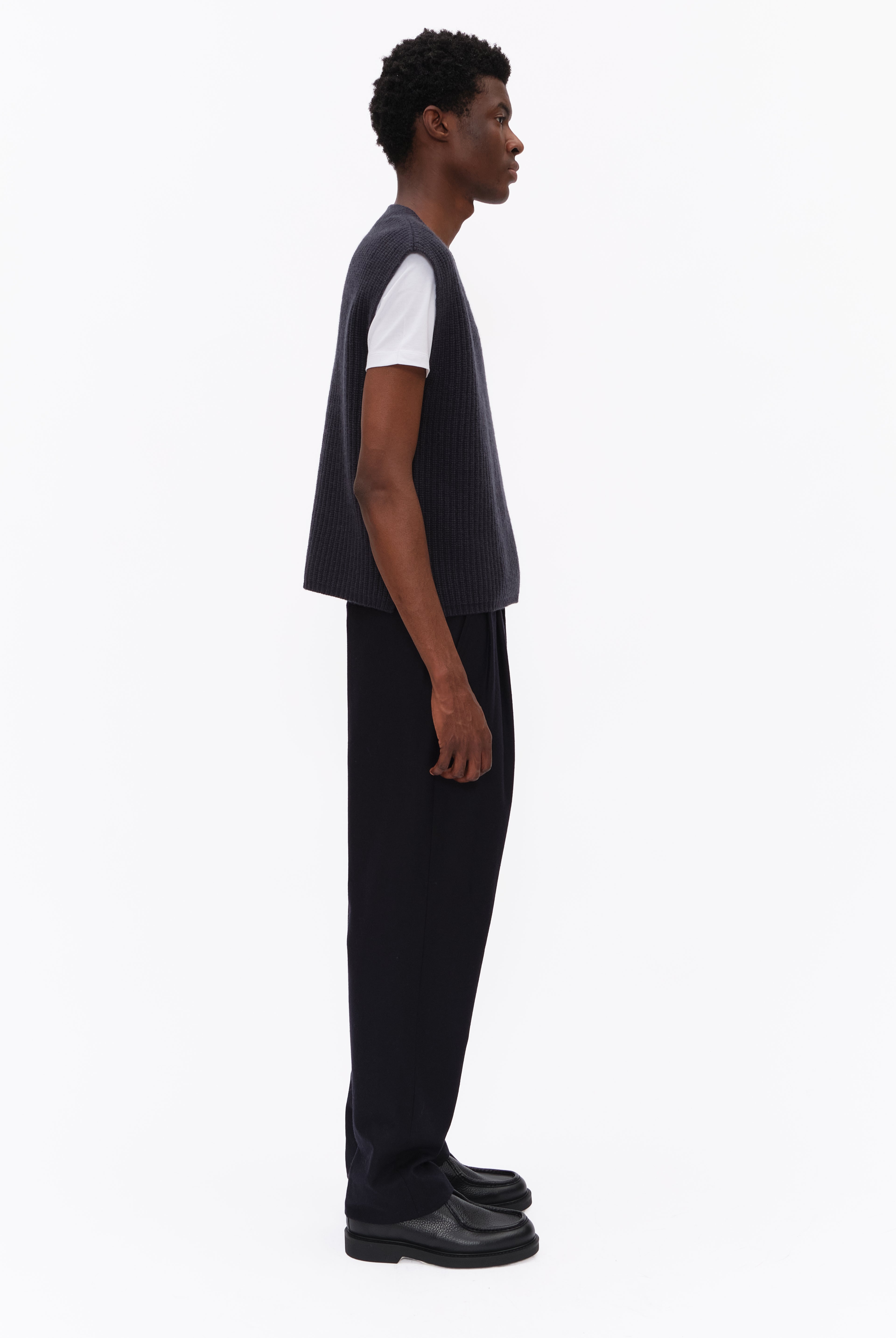 Mr Southbank cashmere Vest - Gravity Grey – side view