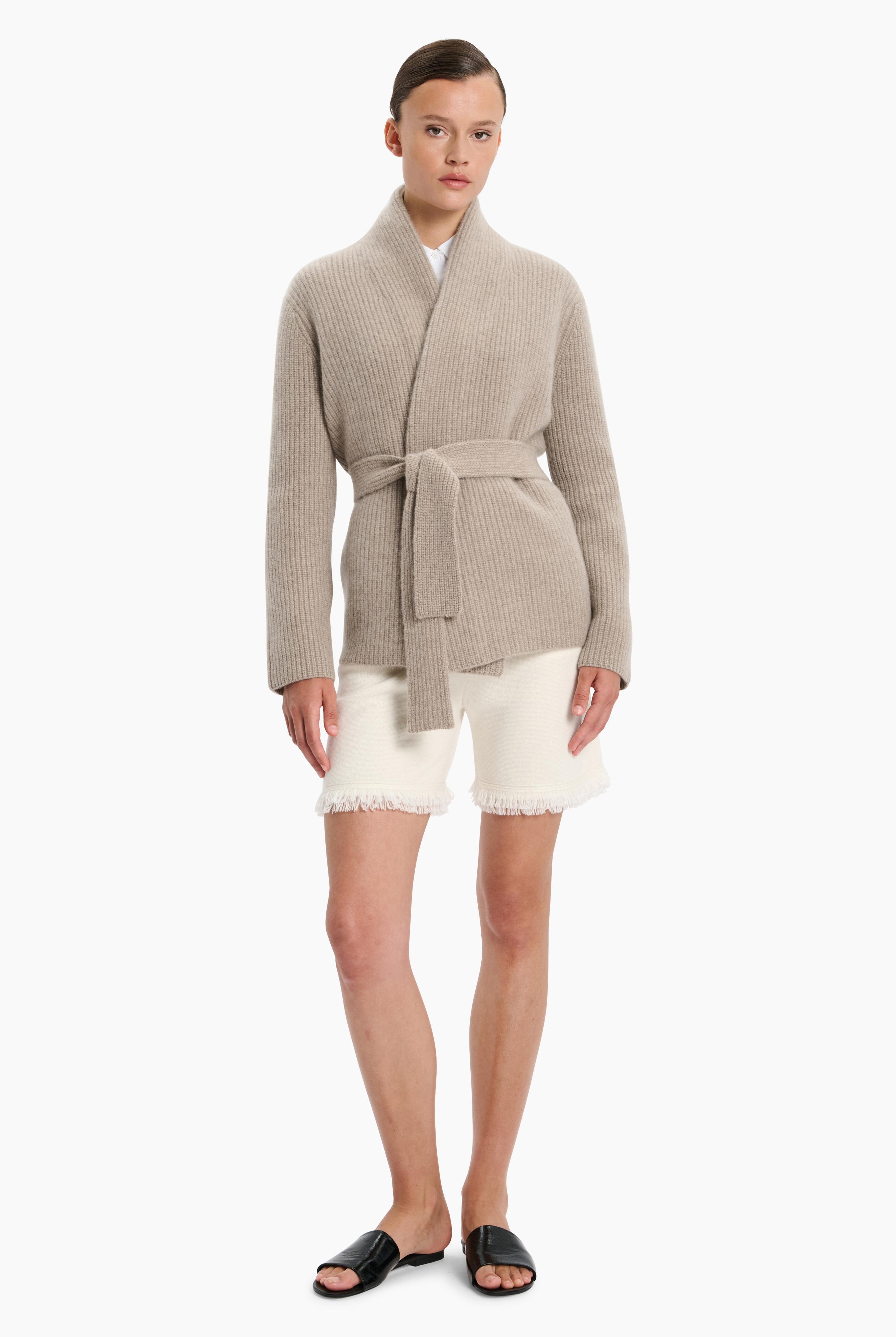 Sasha cashmere Cardigan - Beige Melange – styling shot