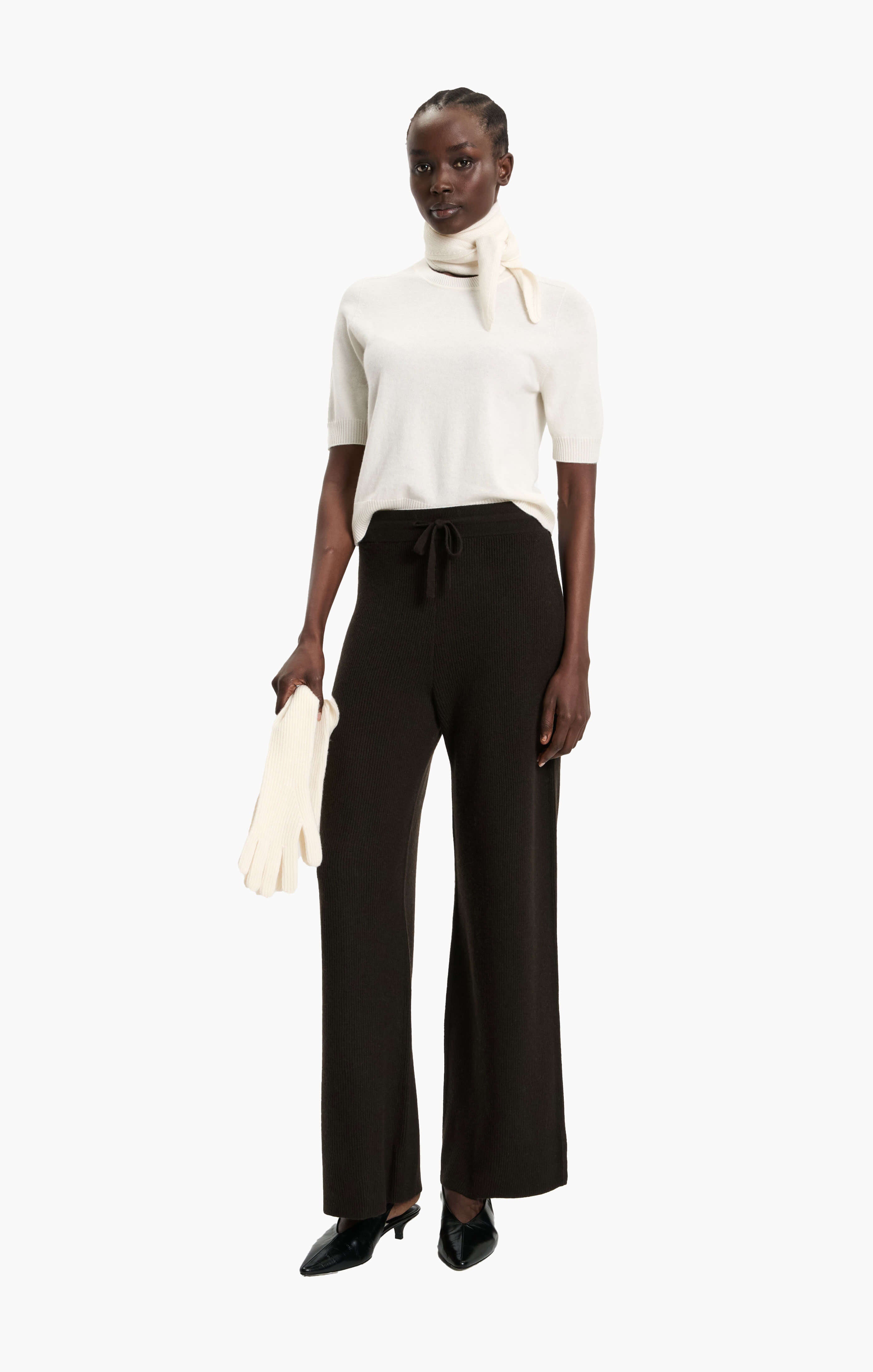 Beau cashmere Trousers - Brown Wood – styling shot