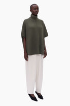 Brigitta cashmere Sweater - Shooting Green – side view
