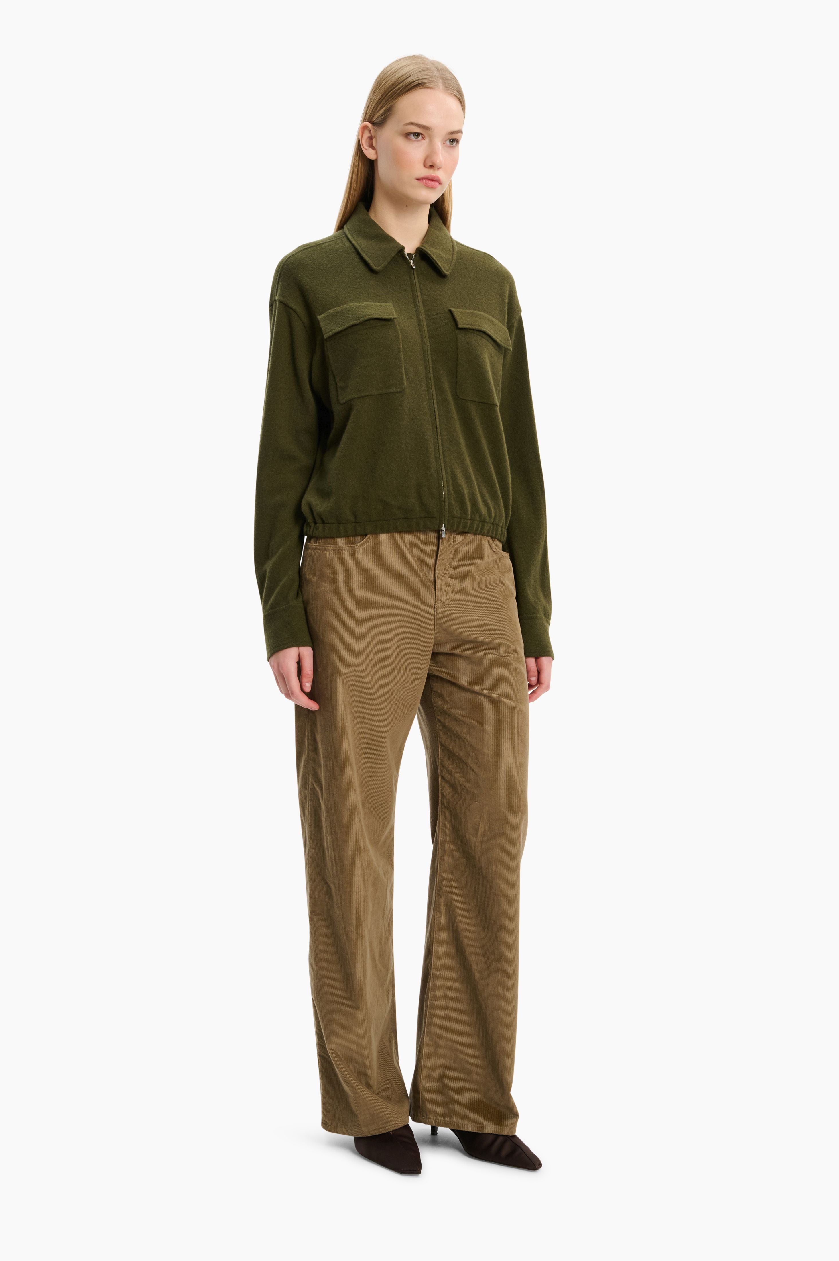Aylsham cashmere Sweater - Dark Olive – styling shot
