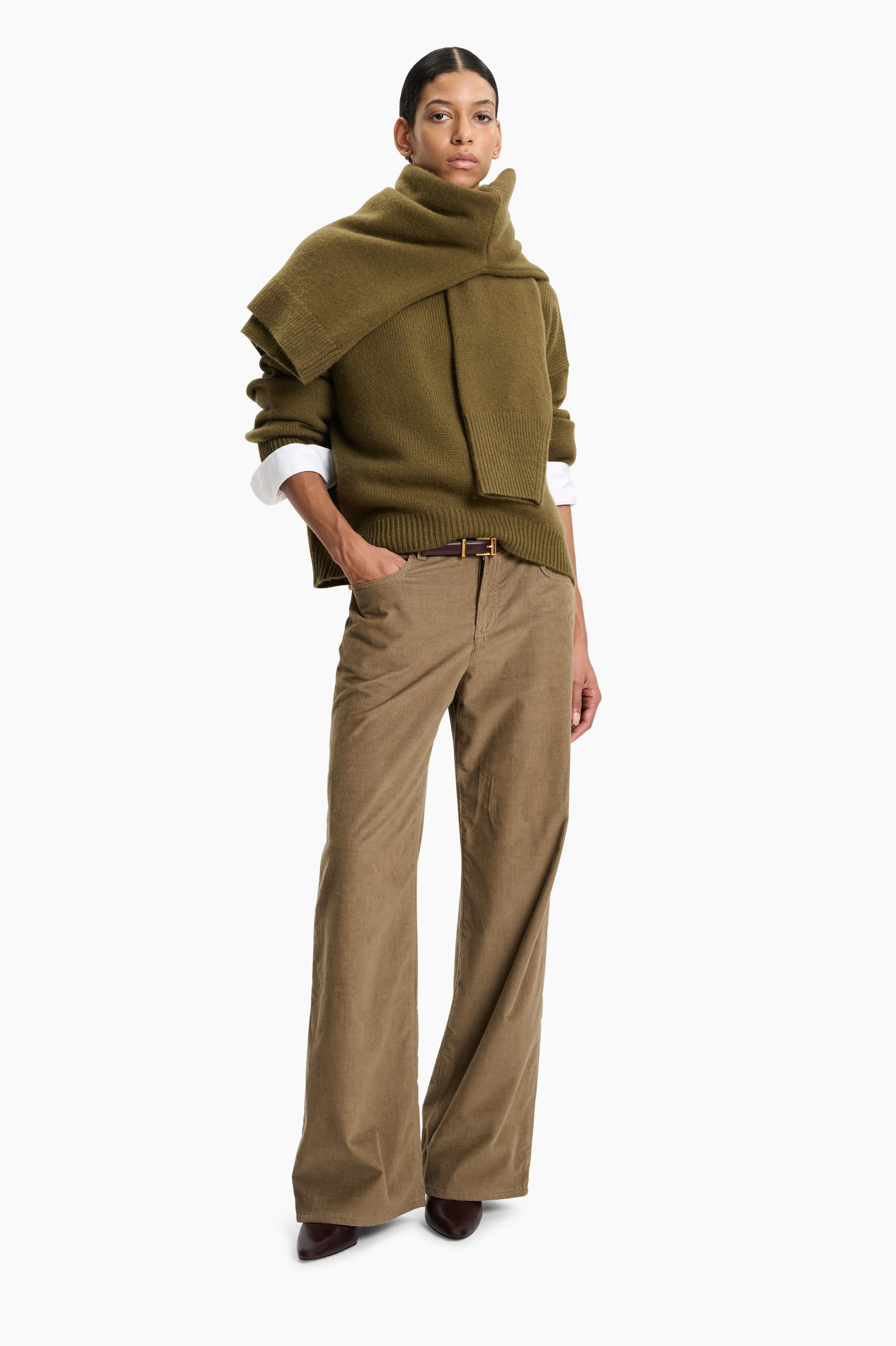 The Ivy cashmere Sweater - Highland Moss – styling shot