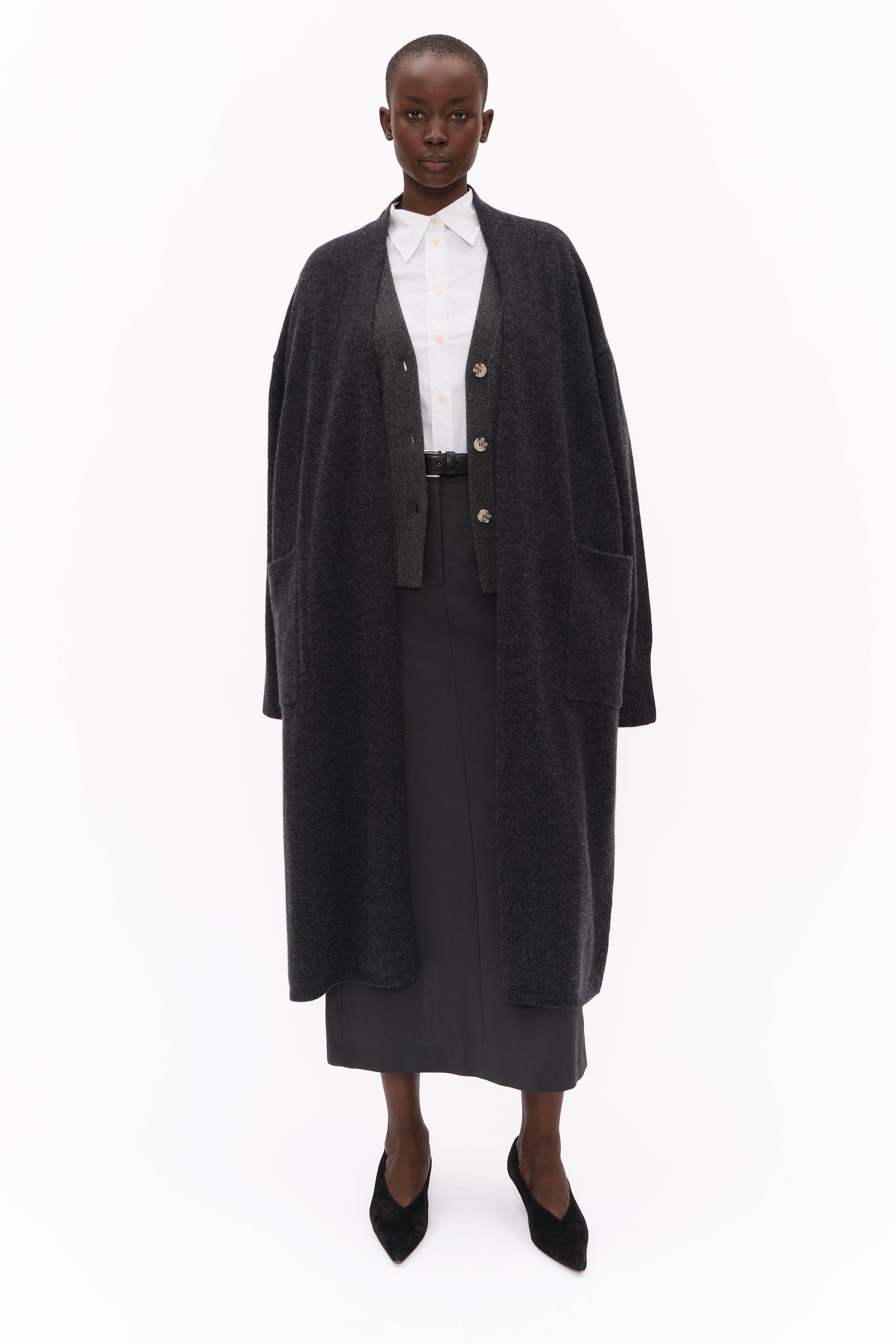 Franklin Row cashmere Cardigan - Charcoal – styling shot